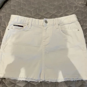 Jeanskjol från Tommy Hilfiger - Jeanskjol från Tommy Hilfiger i storlek 2.