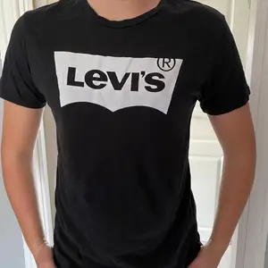 Säljer en svart Levis T-shirt i storlek M. Den är använda men i bra skick, köpare står för frakt.