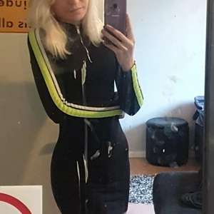 Fin klänning - En jättefin klänning säljes! Säljer pga att den ej används mer tyvärr:( jättefin passform å allt! Köparen står för frakt annars sker uphämtning i falköping!