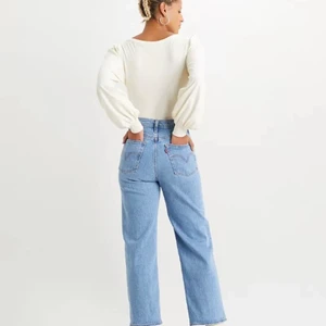 Straight Levi’s jeans  - Köpte dom för lite mer än 1 år sen ungefär och har nog användt dom 3-4 gånger under den tiden. Dom är strlk 25 men passar också strlk 26, riktigt bekväma. Nypriset är 1300kr. Skriv privat om ni vill ha mer bilder på jeansen👍🏼 