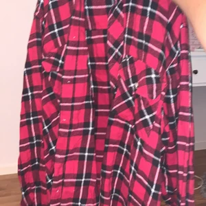 Storlek M - En skorta från NICKS WORLD storlek M