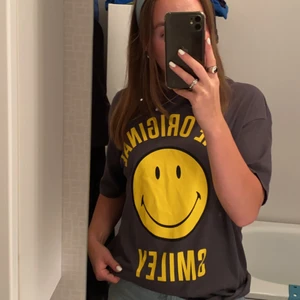 Smiley t-shirt - Säljer denna oanvända t-shirt med smiley tryck. Helt ny! Storlek S och är oversized hör av dig om du är intresserad🥰
