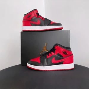 Jordan 1 Mid Banned - Jordan 1 Mid Banned🌶  Storlek: 38📐  Helt nya med Box📦  Pris: 1450💸 