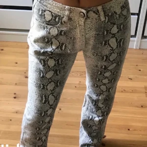 Byxor  - Säljer dessa byxorna från zara med orm tryck på super snygga, frakten ingår inte ! Skriv vid intresse 🙌🏼