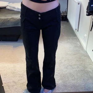 Brandy Melville byxor  - Brandy Melville byxor som är helt nya endast testade. Nypriset var 400.