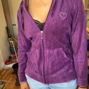 Lila kofta - Supersnygg lila kofta med gullig detalj av ett hjärta i rhinestones!💜