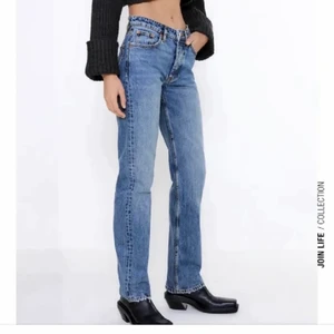 Midwaist zara jeans - Säljer dessa midwaist jeansen från zara då de har blivit för små! Mycket fint skick och passar till allt!❤️ om fler är intresserade blir det budgivning🤩🤩❤️ liten slitning ovanför högra fickan❤️ köp direkt för 500!