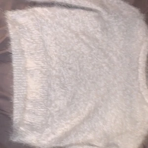 Vit mysig långärmad tröja  - Passar perfekt att ha när det är lite kallare, ganska kort i magen. Jätte mjuk och mysig. 