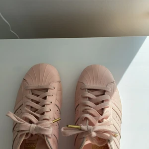 Rosa Adidas sneakers  - Rosa Adidas sneakers💓 stolek 39. Skriv för fler bilder 