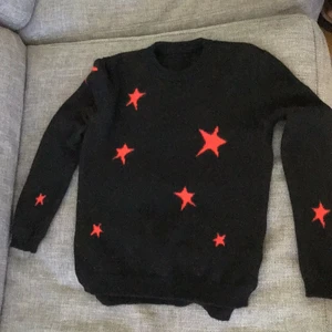 Zadig&Voltaire Barn Ylle/cashmere tröja - Tjock och varm tröja från Zadig & Voltaire. Barn storlek 8/10 år. Köpt på KaDeVe i Berlin för ungefär 3 år sedan. Använd i ett år men i väldigt fint skick. Ej nopprig. Köparen står för frakt. Buda i kommentarerna