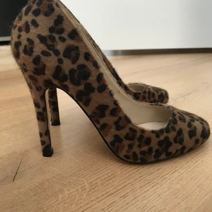 Leoklackskor strl 36 - Så snygga men alldeles för höga för mig måste jag inse. Strl 36 och 10 cm höga. Som helt nya, använda 1 gång i ca 1 h👠