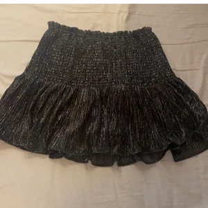  Zara kjol storlek M💕 - Säljer denna fina kjolen för att jag it använder den längre💕köpt av en här💫