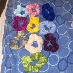  Scrunchies  - 10 olika fina färger om ni vill ha en annan färg jag har flera mera färger. Jag kan lägga upp ett till inlägg. 10 kr 3 för 23