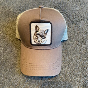 Keps - Keps med en varg på. Använd men inga fläckar eller skador.😊