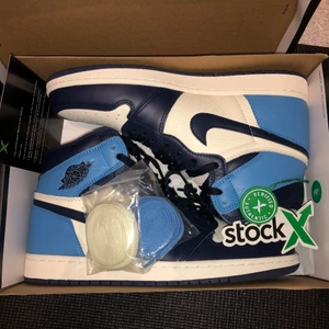 Jordan 1 Obsidian  - Ett par Nike Jordan 1 High i färgen Obsidian. Är i storleken 46 men sitter som en 45. Bara provade, annars helt oanvända och kommer i originallådan. Direkt köp vid 2 500. 