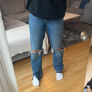 Jeans med hål  - Säljer dessa jeans med hål från hm, storlek 36, säljer för 200kr + frakt 💕