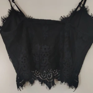 Spets linne  - Svart spets linne ifrån Newyorker med dragkedja på sidan. Fint skick, relativt ny, knappt andvänd. 