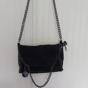 Stella McCartney liknande väska  - Säljer en Stella McCartney liknande väska i gott skick. Använd max 4 gånger. 