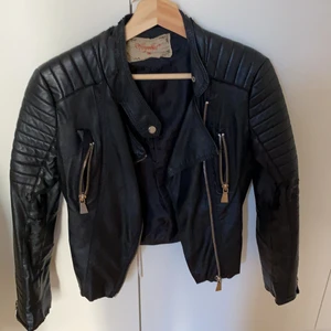 Skinnjacka - Snygg och populär skinnjacka. Passar till perfekt till en varmare höstdag och till våren. Passar även med en tjocktröja under