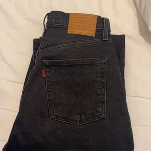Levis ribcage straight 27/29 - Säljer mina snyggaste jeans ribcage straight, dom är super högmidjade och formar sig så fint efter kroppen! Endast använda 2 gånger & 1 tvätt! Säljes pga dem är för långa för mig och jag vill inte sy upp dem! Passar någon som är 160+ inköptes nya för 2 mån sen, för 1299