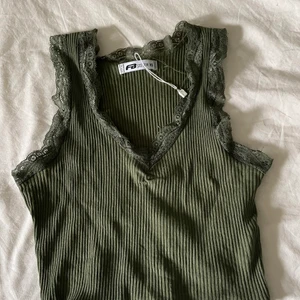 Gulligt linne med spetsdetaljer - Jättefint linne som knappast är använt 🤍 köparen står för frakt! 