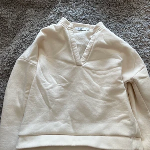 mysig tröja från NA-KD - jättefin färg och asmysig. lite nopprig på insidan. storlek xs.