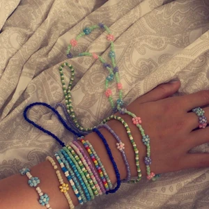 Smycken  - Säljer smycken för ett bra pris. Och ni får välja/designa era egna smycken själva. Skriv till mig privat om ni undrar något  eller är intresserade av att köpa, skriv också hur ni vill att era smyckena ska se ut och vilken färg/färger ni vill ha❤️