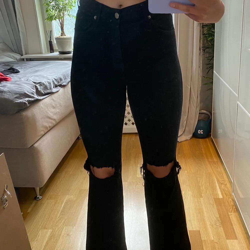 Använde ungefär ett halvår och passar perfekt💓 är 179cm lång och har storlek M på bilden🤍 OBS frakt ingår i priset! Tar betalt med Swish.. Jeans & Byxor.