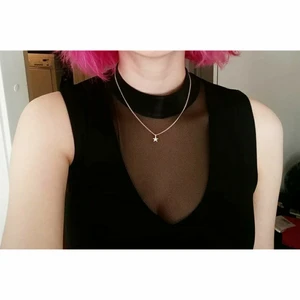 Svart mesh body - En smickrande svart body i tunnt stretchigt tyg, med hög krage och mesh-inlays över bröst och midja. Fint använt skick. Lika snygg med kjol som med ett par jeans!  Storlek S. Avhämtning i Stockholm eller skickas mot frakt.