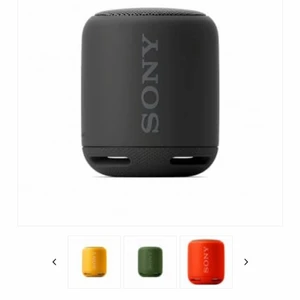 Vattentät Sony högtalare, (Sony Xb10).  - Köpt för 1000kr                                                   Högtalaren är använd men i ett mycket bra skick, bra bas, funkar lika bra i vatten. Kan mötas upp i Göteborg eller frakta. Du står för frakten. Tar inte emot swish utan banköverföring eller kontant, några frågor så är de bara att kontakta mig här eller på min mail, Juliatjernberg4@gmail.com                                         mvh en riktigt go och glad Julia 😄 