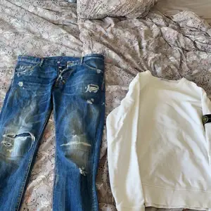 Två par dsquared2 jeans i size 50IT och en Stone Island sweatshirt i strl L. Bra cond på allt, inga hål, märken eller fläckar. Har fler blider så bara att skriva om ni vill ha fler:) Säljer enskilt också om mam vill ha ett plagg