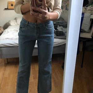 Lågmidjade jeans  - Lågmidjade ankel jeans ifrån Lindex, sitter så sjukt coolt. Passar så snyggt till ett par låga skor. Frakt tillkommer❤️