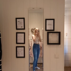 Blåa Mollyjeans  - Blåa Mollyjeans från Gina Tricot i strl M. Väl använda med i hyfsat bra skicka. Är lite långa på mig som bara är 160 cm lång. Köparen står för frakt 