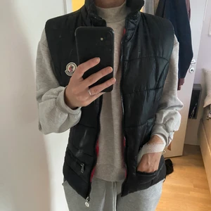 Monclerväst - Väst av märket moncler. Äkta. Passar nog storlek S-M. Inga synliga skador. Säljer då jag är riktigt fattig atm.