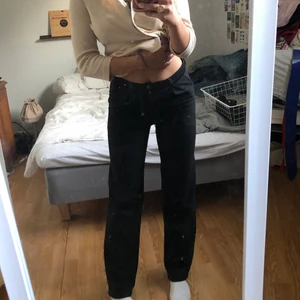 Raka byxor - Så otroligt snygga, raka kostymaktiga byxor. Materialet är ett tjockt ribbat tyg som inte är genomskinligt. Sitter tajt vid rumpan, för att sedan svänga ut vid låren. Frakt tillkommer❤️