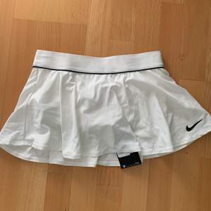 Nike tenniskjol vit, superfin. Man kan träna i den men också ha den i vardagen till en outfit. Prislapp kvar men för liten för mig. Xxs/xs