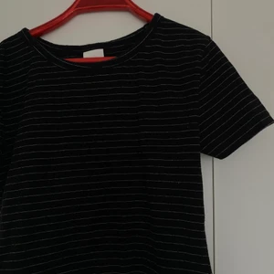 Svart randig T-shirt från hm - Kommer inte till användning längre
