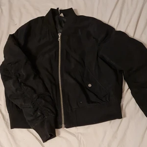 Bomberjacka strl 44 - Svart bomberjacka från H&M i strl 44 