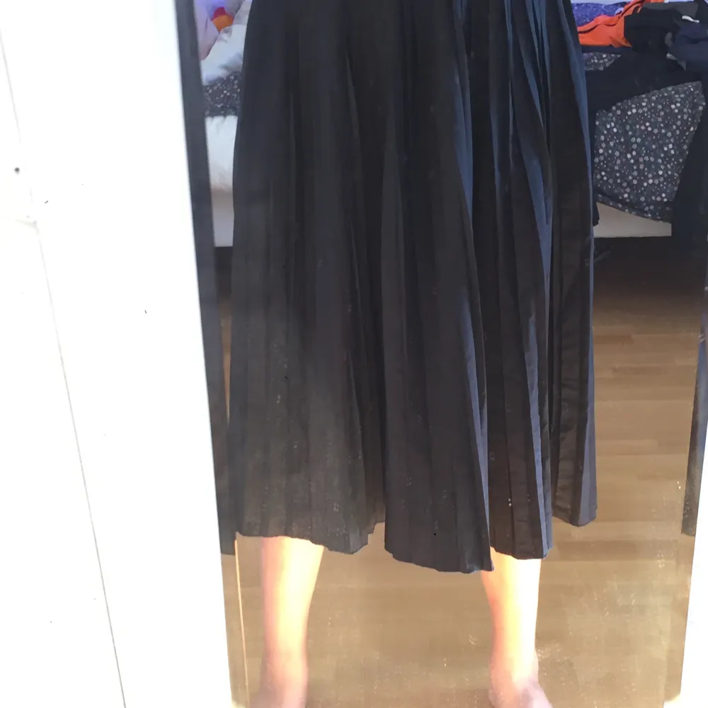 Jag säljer min volang kjol från lager 157 köpt förra året men it använd mycket. Frakten ingår i standard priset.. Kjolar.