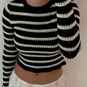 Randig stickad zara tröja - Säljer den populära och slutsålda zara tröjan som nu är svårare att få tag på. Storlek S, buda!💖