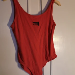 Cheap Monday body - Röd/orange body från cheap Monday i strlk m. Använd ett fåtal gånger men i fint skick. 