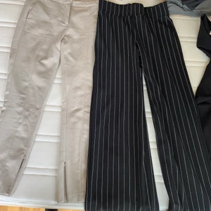 Kostym byxor - Beiga kostym byxor, strl 36, fint skick! 100kr. Randiga byxor med hög midja, strl S, 100kr. Paketpris för båda byxorna, 100kr. Frakt tillkommer!