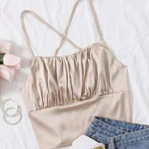 Satin topp - Säljer min superfina satin topp ifrån SHEIN, älskar den och ryggen är wow😍 använd 1 gång då man helst kanske måste ha utan bh och kände mig obekväm men den är super fin💕🥺