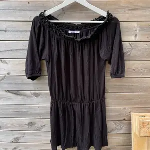 En fin svart klänning/blus med virkade detaljer. Passar XS/S