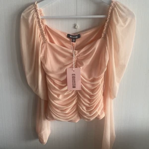 Periskofärgad blus - Söt persikofärgad blus från Missguided. Endast provad med lappen kvar. Köparen står för eventuell frakt💕