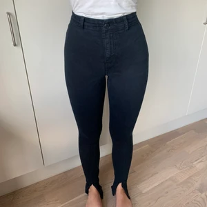 SVARTA JEANS MED SLITS  - Svarta jeans med slits vid fötterna ✂️🖤 Långa i benen och högmidjade!!