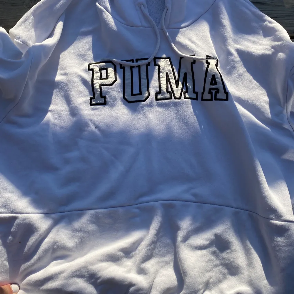 säljer denna snygga puma hoodie som inte längre kommer till användning, den är i fint skick då jag bara använt den några gånger. Nypris: 400 storlek S. Köparen står för frakt 😁. Tröjor & Koftor.