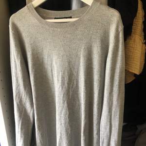 Säljer denna finstickade gråa tröja med nitar❤️👚 i mycket fint skick, storlek M från mango 💘