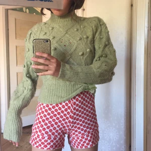Super fin grön zara tröja  - Den här underbara zara tröjan som har den finaste gröna färgen. Köpt här på Plick men har tyvär inte komigt till så mycket användning! Men duper fin med lite puff armar som jag faktiskt har sytt ner lite men det stör inte alls och går bra att bara ta up igen! Fint skick. Är inte 100 på att sälja men har för många tröjor🙄💋super mjuk!!!! 