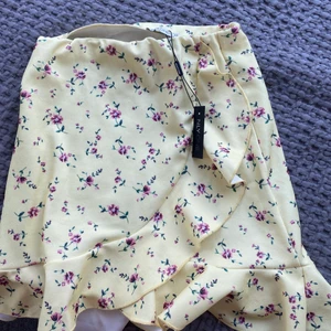 Blommig kjol, storlek xs - Den är väldigt stretchig vilket är skönt! Bra i längden o ja är 1,68😘